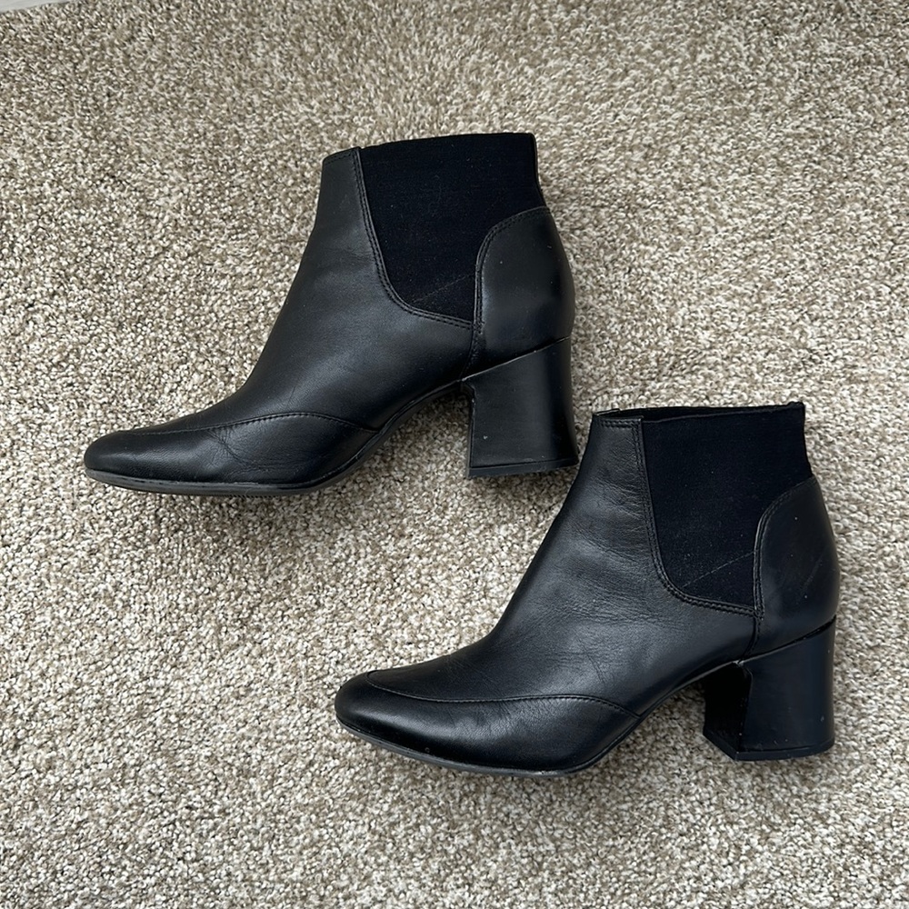 Naturalizer short black ankle booties